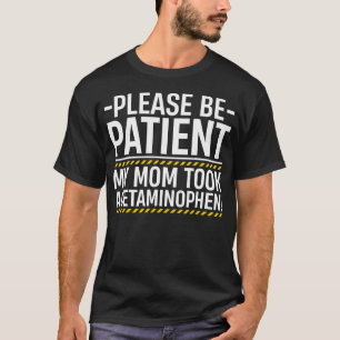 Camiseta Por Favor Seja Paciente Minha Mãe Tomou Paracetamo