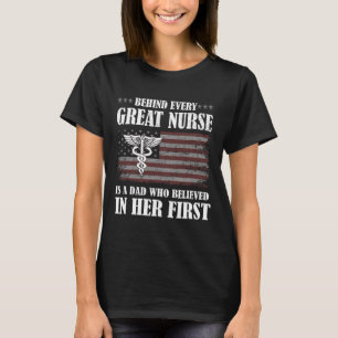 Camiseta Por Trás De Cada Enfermeira Excelente Está Um Pai 
