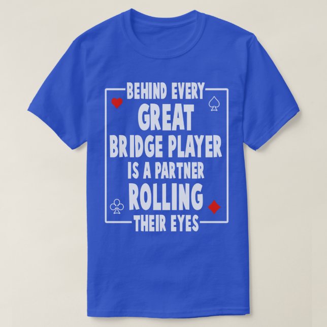 Camiseta Por Trás De Cada Excelente Bridge Player É Uma Fun (Frente do Design)