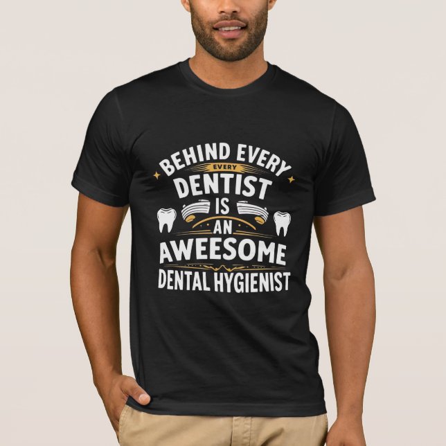 Camiseta Por Trás De Cada Excelente Dentista É Um Higienist (Frente)