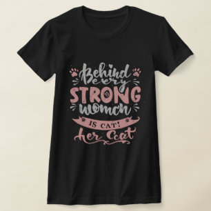 Camiseta por trás de cada mulher forte está seu gato