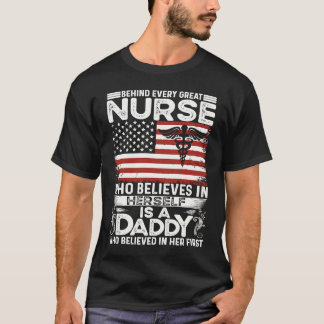 Camiseta Por trás de toda grande enfermeira está um Papai q