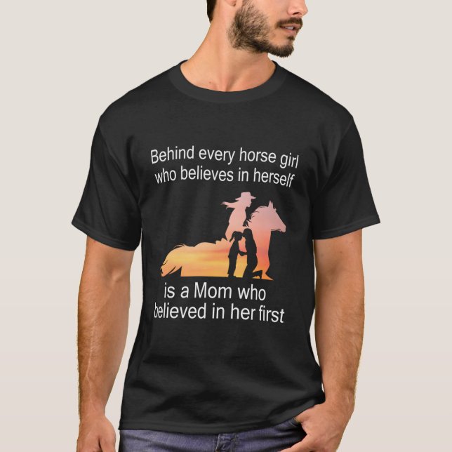 Camiseta Por Trás De Todas As Garotas De Cavalo Que Acredit (Frente)