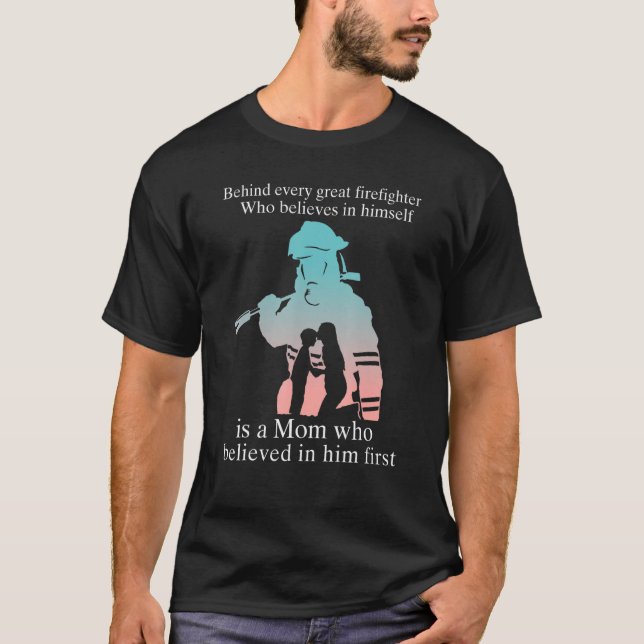 Camiseta Por trás de todo grande bombeiro que acredita nele (Frente)