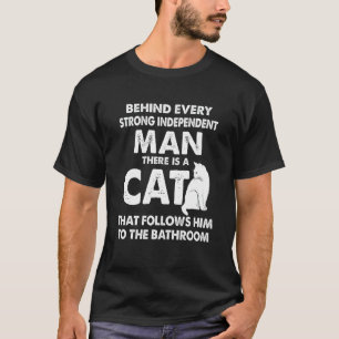 Camiseta Por trás de todo homem independente um gato o segu
