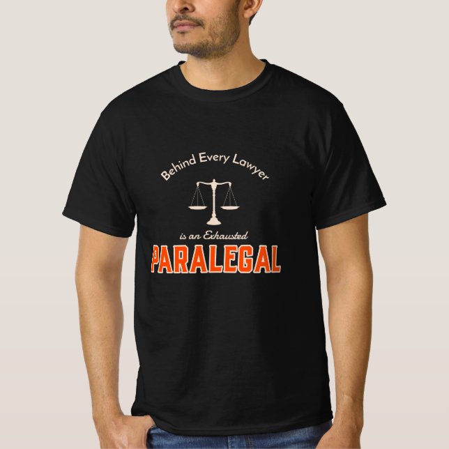 Camiseta Por trás de todos os advogados está um paralegal e (Frente)