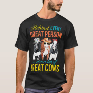 Camiseta Por trás de uma grande pessoa há muitas vacas para