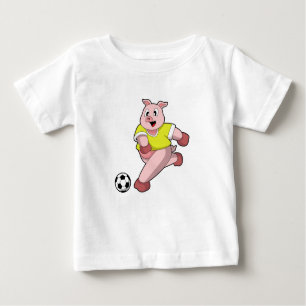 Camiseta Porco como jogador de futebol com futebol
