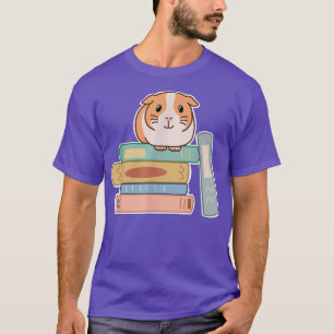 Camiseta Porco guineense sentado no topo de uma pilha de li