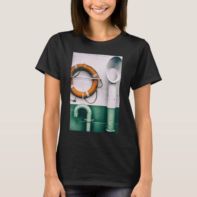 Camiseta Pormenores de um ferry com respiradores e boias (Frente)