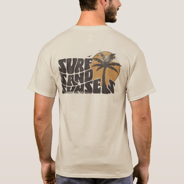 Camiseta Pôrs do sol de areia do Surf Retro Palm Tree Beach (Verso)