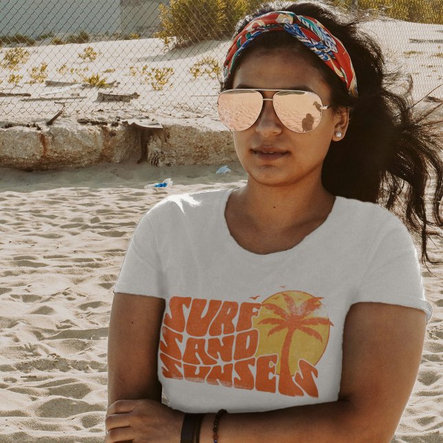 Camiseta Pôrs do sol de areia do Surf Retro Palm Tree Beach (Criador carregado)