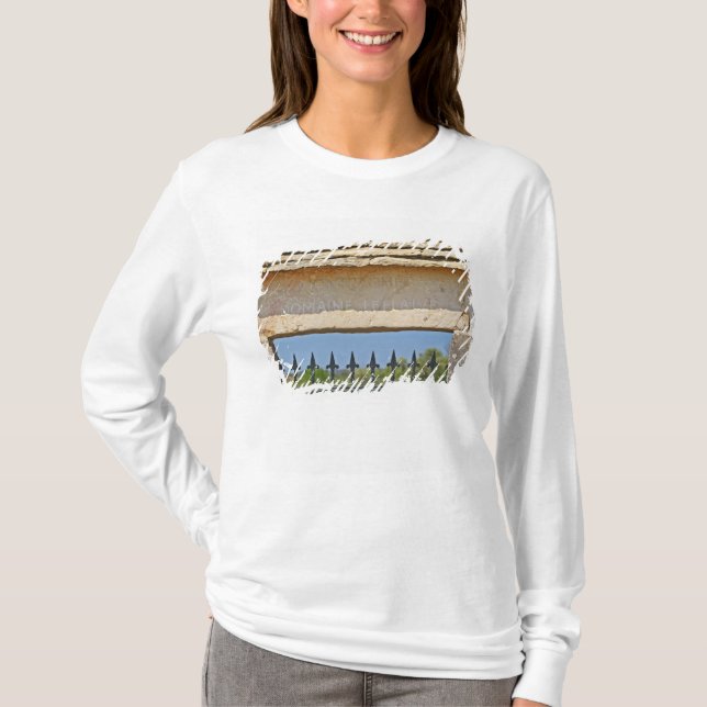 Camiseta Portão e pedra de chave esculpida com Montrachet, (Frente)