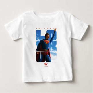 Camiseta Pose de Superman Olhando para Cima