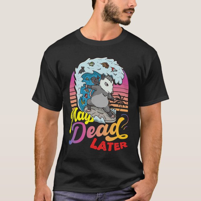 Camiseta Possum 80's Play Dead Later Surfing Possum (Frente)