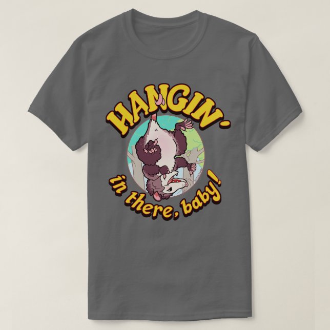 Camiseta Possum Hangin Ali Baby (Frente do Design)