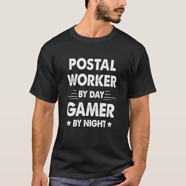Camiseta Postal Worker By Day Gamer By Night (Frente)