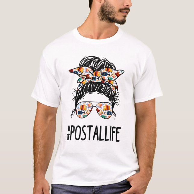 Camiseta Postallife Messy Bun Mail Carrier Mães do Empregad (Frente)