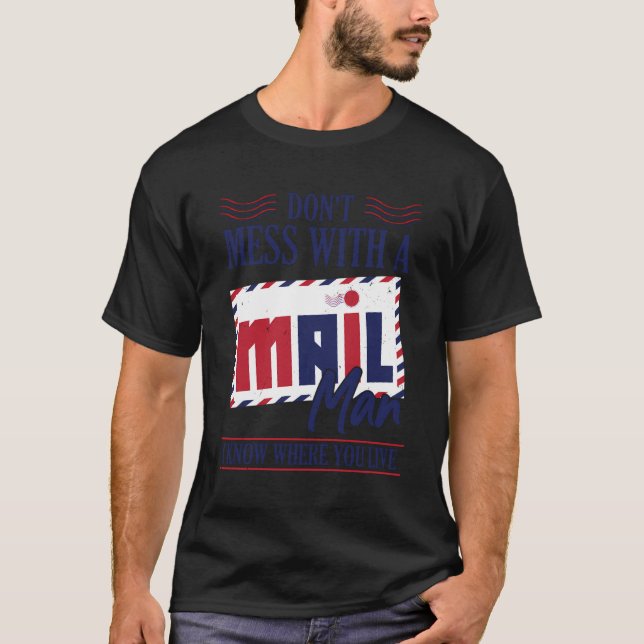 Camiseta Poste O Office Worker Não Mete Com Um Mail Man (Frente)