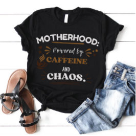 Camiseta Powered by Caffeine and Chaos Motherhood Tee