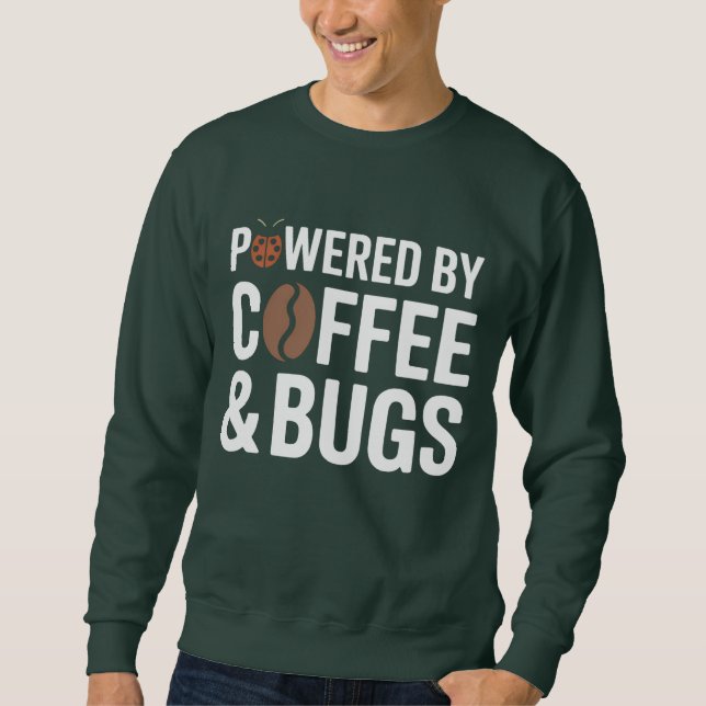 Camiseta 'Powered by Coffee & Bugs' | Humor de Des (Frente)