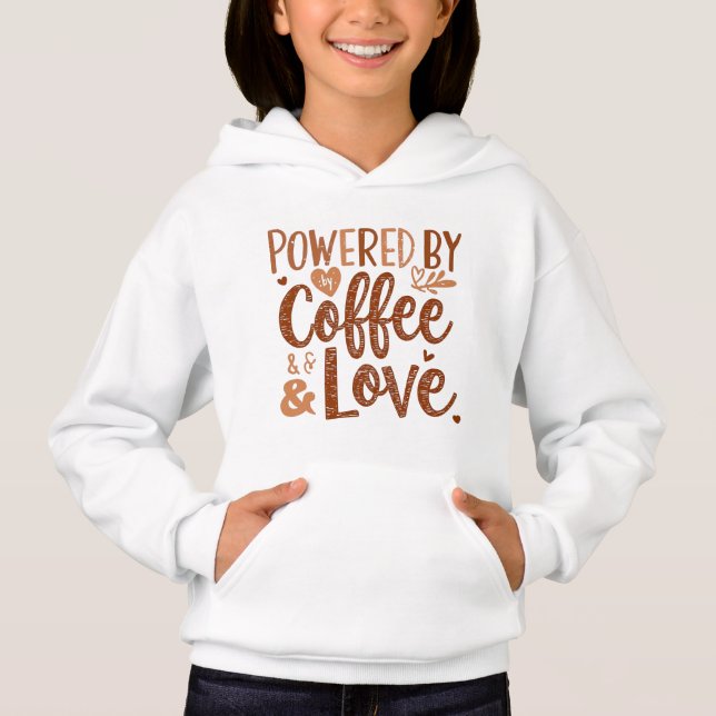 Camiseta Powered by Coffee & Love – Cute Mom Life Design (Frente)