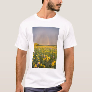 Camiseta Prado de flores silvestres espetacular ao nascer d