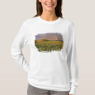 Camiseta Prado de flores silvestres espetacular ao nascer d