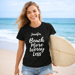 Camiseta Praia mais preocupada menos nome de citação preto