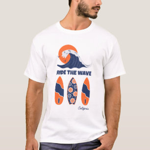 Camiseta Pranchas de Surf Ride the Wave Bold Retro Surf Art