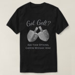 Camiseta Prata Gelt obtido engraçado do falso de Hanukkah<br><div class="desc">Gelt obtido? Esta camisa engraçada de Hanukkah nas máscaras das cinzas de prata adicionará uma faísca pequena a seu festival de luzes. O Dreidel é um dos símbolos os mais conhecidos de Chanukah e este design de Dreidel do dobro é meus trabalhos artísticos originais oferecidos exclusivamente em minha loja aqui...</div>