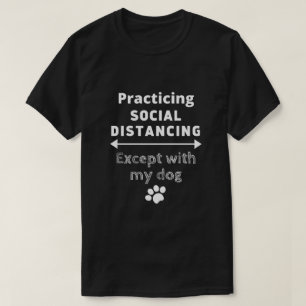 Camiseta Praticando Distância Social... Exceto com meu Cã