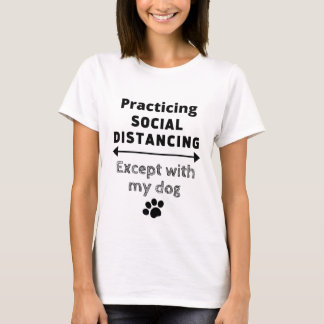 Camiseta Praticando Distância Social... Exceto com meu Cão