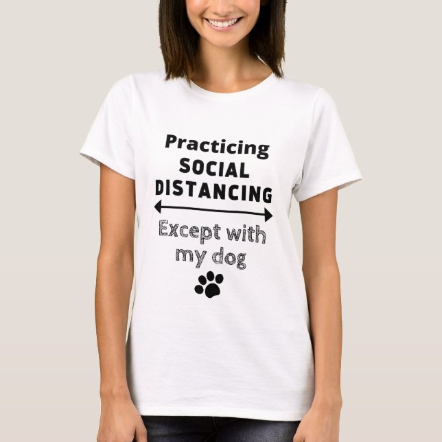 Camiseta Praticando Distância Social... Exceto com meu Cão (Frente)