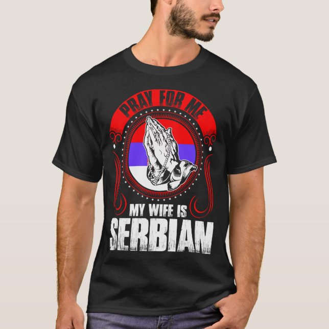 Camiseta Pray para mim que minha esposa é engraçada sérvio (Frente)