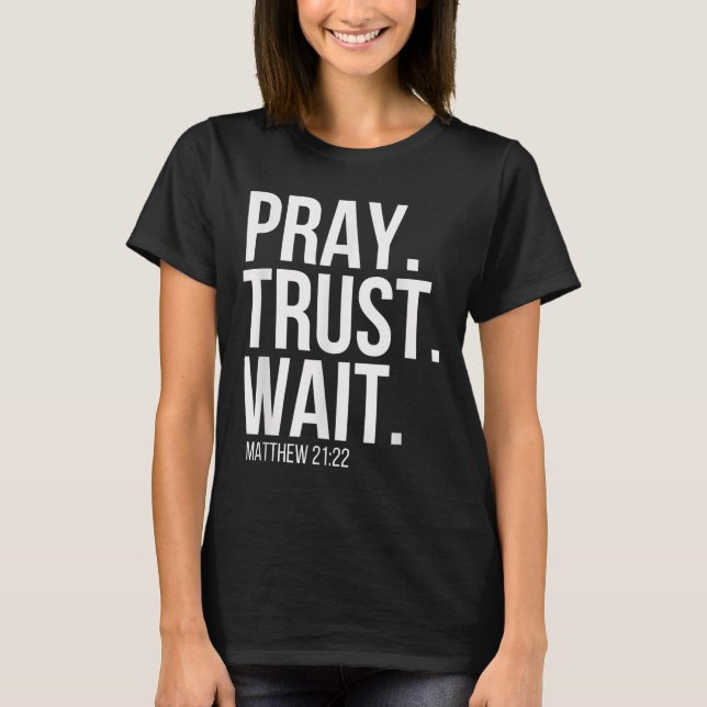 Camiseta Pray. Trust. Wait. Christian Religious Verse Matth (Frente)