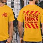 Camiseta Precaução: aviso BOSS stripes vermelho e amarelo t<br><div class="desc">t-shirt de sinais de aviso. t-shirt divertida do chefe. Leituras na frente O chefe do aviso atrás se aproximando. Um presente de excelente para uma festa de Natal do escritório de papais noeis secretos, ou como uma brincadeira para o chefe, se você for corajoso o suficiente, é claro. Desenvolvido exclusivamente...</div>