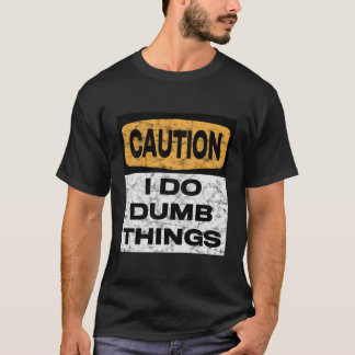 Camiseta Precaução Eu Faço Coisas Idiotas Sinal de Aviso de