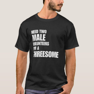 Camiseta Precisa De 2 Voluntários Masculinos Para Uma Piada