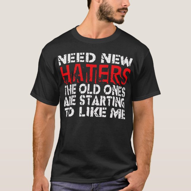 Camiseta Precisa de novos chapéus — Camisa-T (Frente)