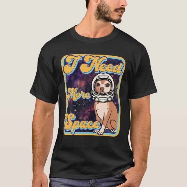 Camiseta Preciso De Mais Espaço - Retro Chihuahua Astronau  (Frente)
