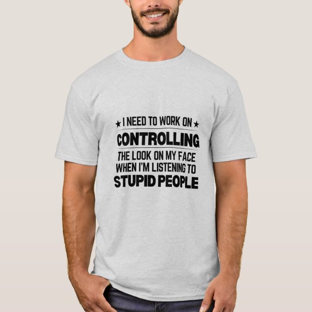 Camiseta Preciso de trabalhar para controlar o olhar na min (Frente)