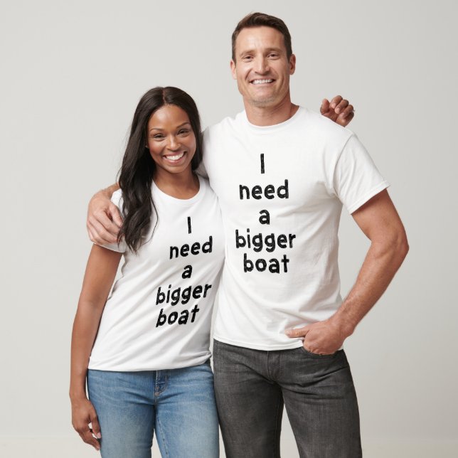Camiseta Preciso de um barco maior (Unissex)