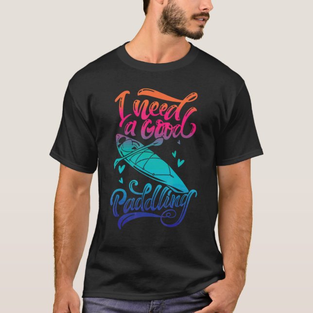 Camiseta Preciso De Um Bom Remetendo A Vida Do Lago Kayak (Frente)