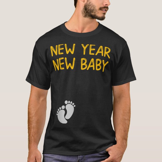 Camiseta Pregnancy Announcemen - New Year New Baby  (Frente)