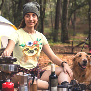 Camiseta Preguiça Em Aguarela Fofa Com Uma Grinalda De Flor