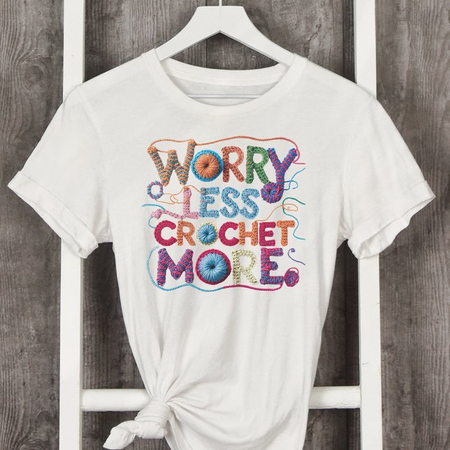Camiseta Preocupações com menos crochê mais tipografia de a (Criador carregado)
