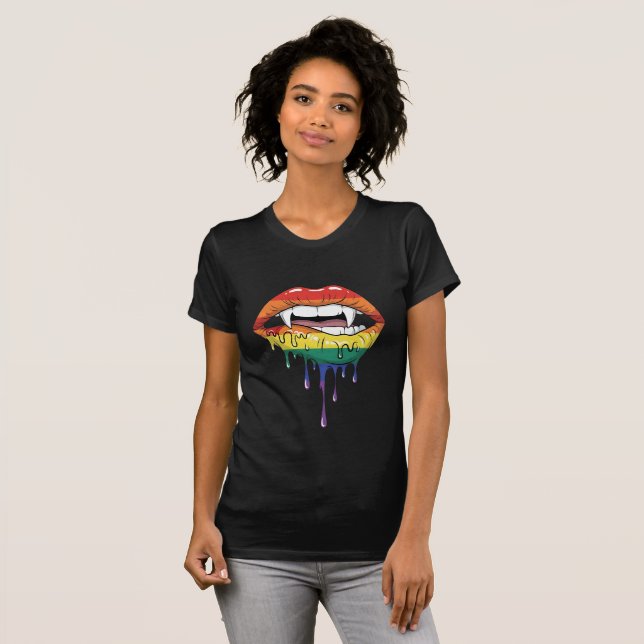 Camiseta Presas de Vampiro Pingando Lábios Arco-Íris | Arte (Frente Completa)