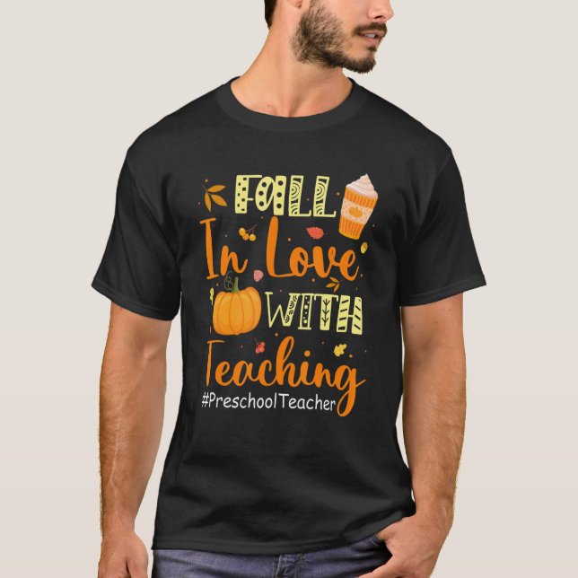Camiseta Preschool Teacher Fall In Love With Teaching Autum (Frente)