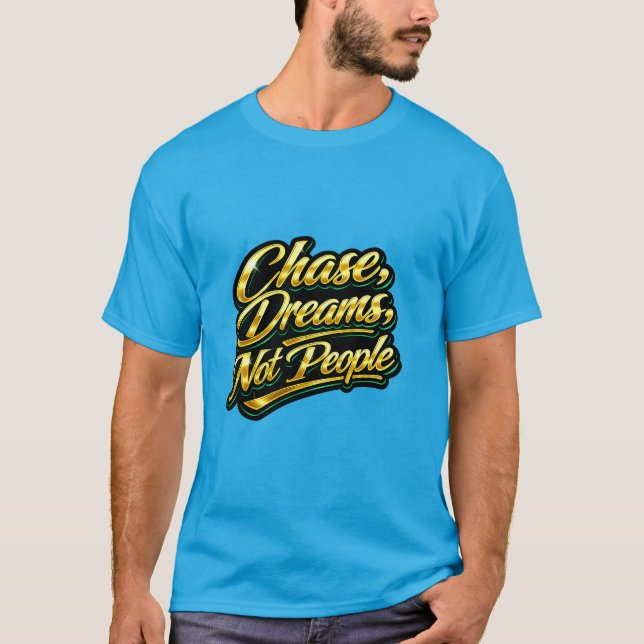 Camiseta Presente com Citação em Ouro Perseguir Sonhos Não  (Frente)